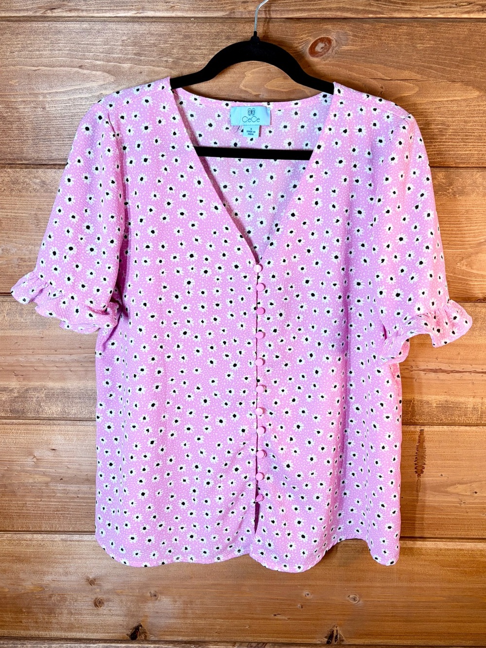 CeCe Pink Daisy-Print V-Neck Button Front Blouse Size Small 💕🖤🌸